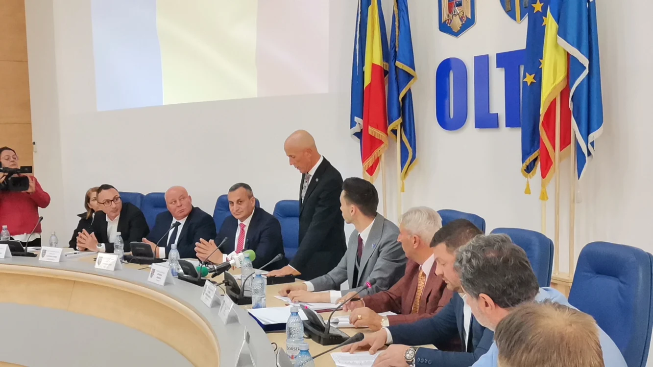 Mugur Mihăescu și-a preluat mandatul de consilier județean FOTO: Alina Mitran