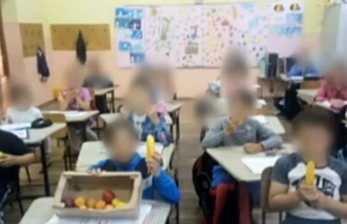 Elevi puÅi sÄ mimeze cÄ mÄnÃ¢ncÄ fructe Ã®ntr-o ÅcoalÄ din BacÄu pentru o ÅedinÅ£Ä foto. âCopilului meu Ã®i ploua Ã®n gura Åi voia sÄ guste. Nu i-au dat nimicâ