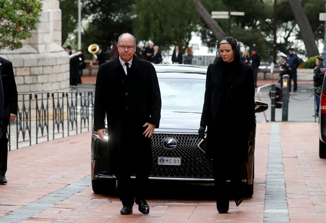 Prințul Albert și soția sa, Prințesa Charlène, la funeraliile Monseniorului Barsi, foto: Profimedia