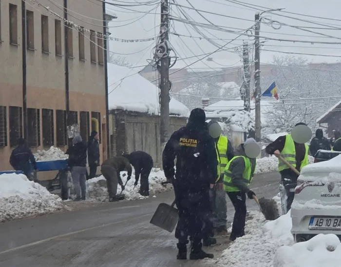 Deţinuţi de la Penitenciarul Aiud, scoși la deszăpezit