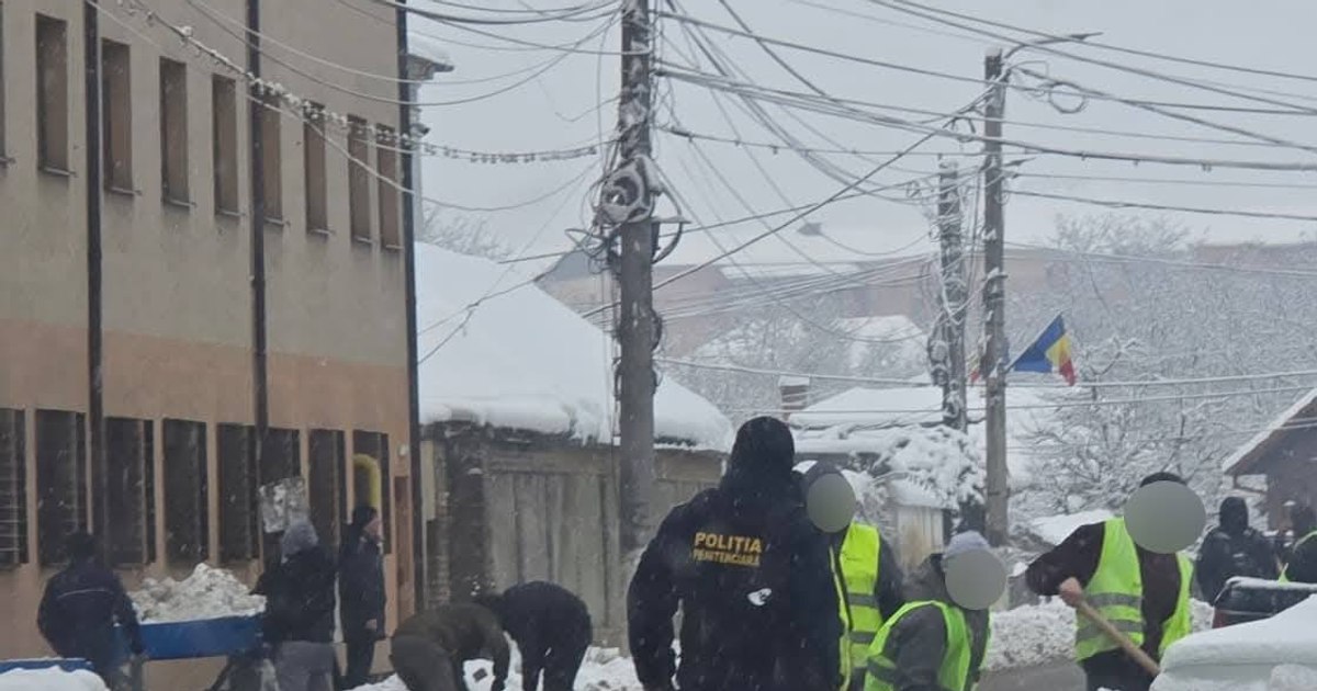 Deținuți de la Penitenciarul Aiud, scoși să curațe zăpada