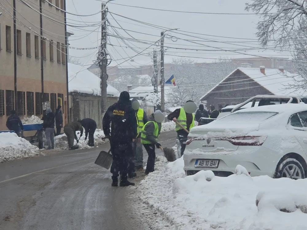 Deţinuţi de la Penitenciarul Aiud, scoși la deszăpezit