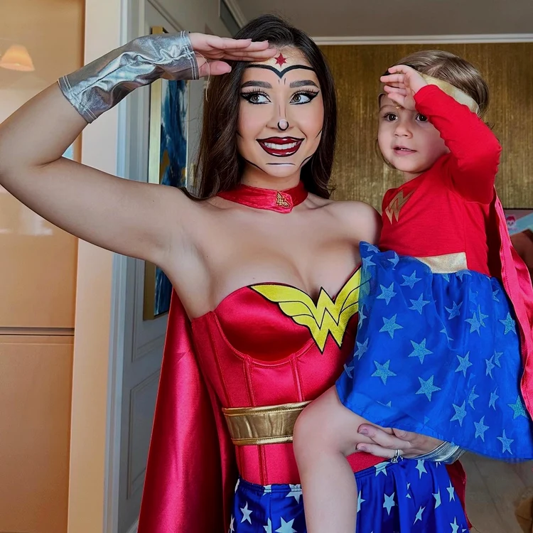 Nicole Cherry si fiica ei, Anastasia, in costum de Halloween Instagram (1) jpg