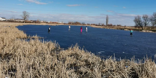 Lacul de lângă Timişoara a devenit patinoar natural FOTO Ş.Both