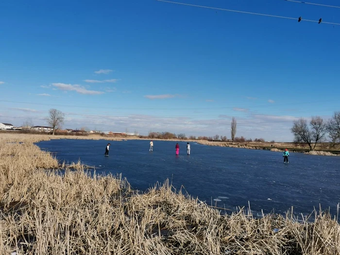 Lacul de lângă Timişoara a devenit patinoar natural FOTO Ş.Both