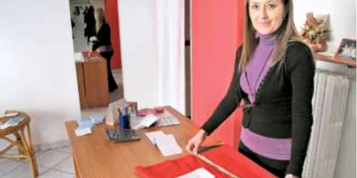 Mariana are un atelier de croitorie la Torino, unde vin clienţi români şi italieni