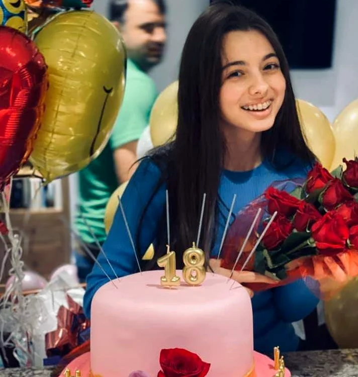 
    Laura Bretan a avut un tort roz, spectaculosfoto: arhivă personală  