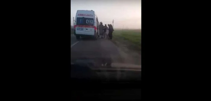 Ambulanţă din Lugoj, surprinsă în timp ce ia oameni la ocazie FOTO Cetăţeanul