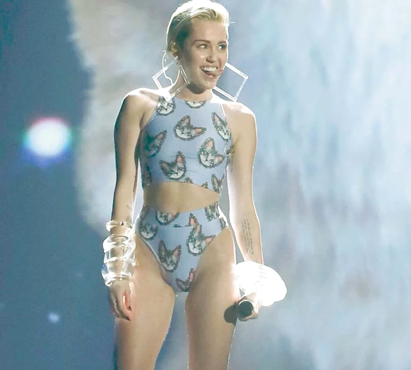 
    Miley Cyrus, costum de baie cu pisicuţe (fotografii: Guliver / Splashnews / Hepta / Reuters)  
