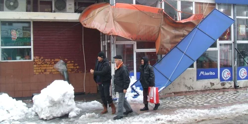  Copertinele au ajuns un pericol real pentru trecători 