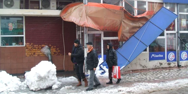  Copertinele au ajuns un pericol real pentru trecători 