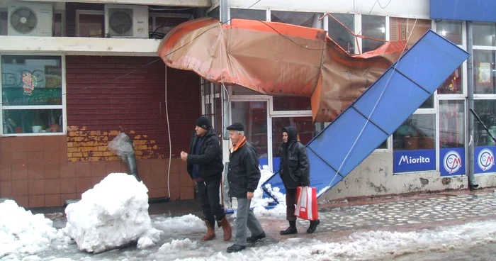 Copertinele au ajuns un pericol real pentru trecători