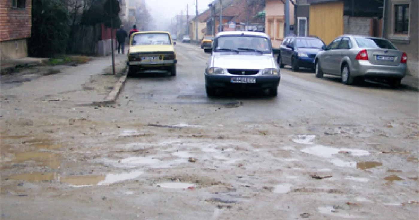 Gropile din asfalt îi pun la grea încercare pe şoferi.