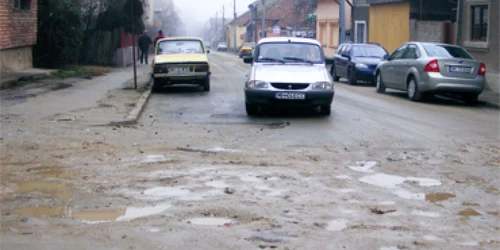 Gropile din asfalt îi pun la grea încercare pe şoferi.