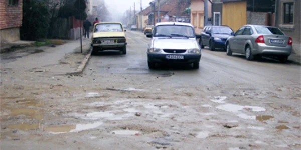 Gropile din asfalt îi pun la grea încercare pe şoferi.