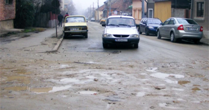Gropile din asfalt îi pun la grea încercare pe şoferi.