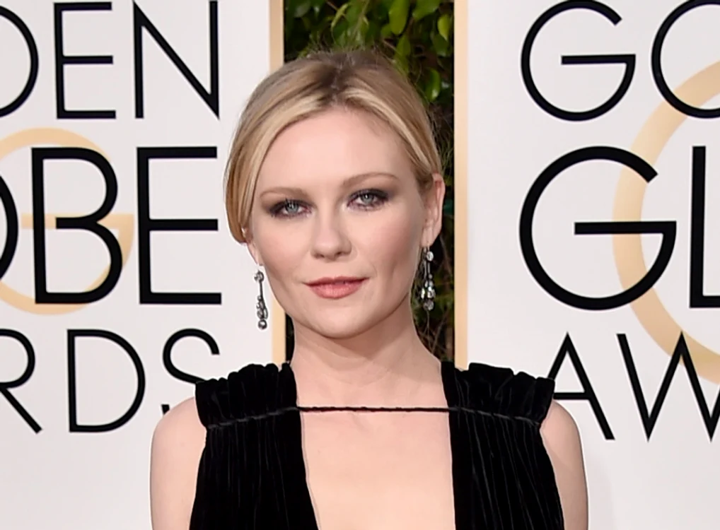 Kirsten Dunst a atras pe bună dreptate privirile la Globurile de AurFoto: AP