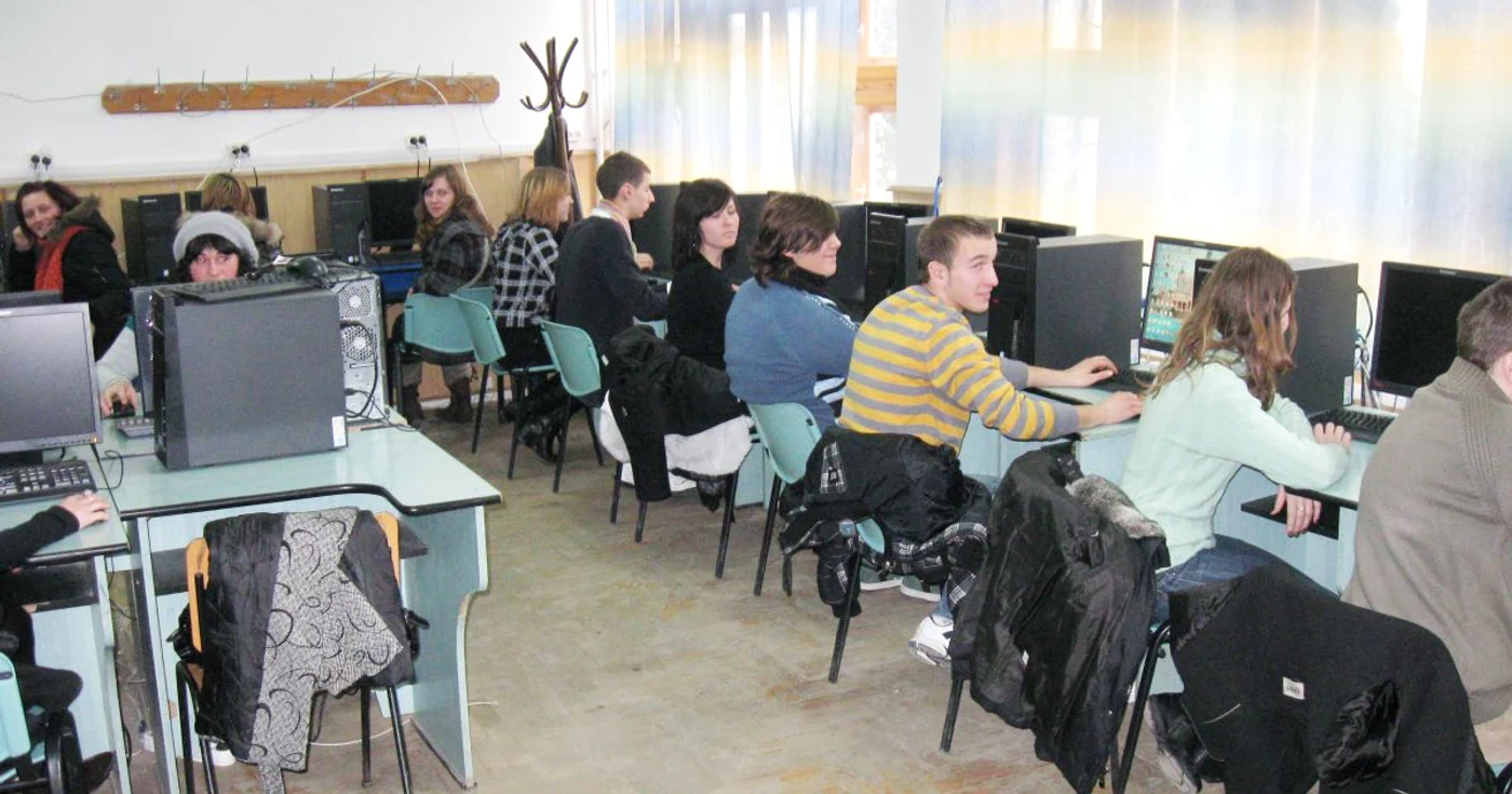 Tinerii suceveni sunt educaţi să folosească bine realitatea virtuală.