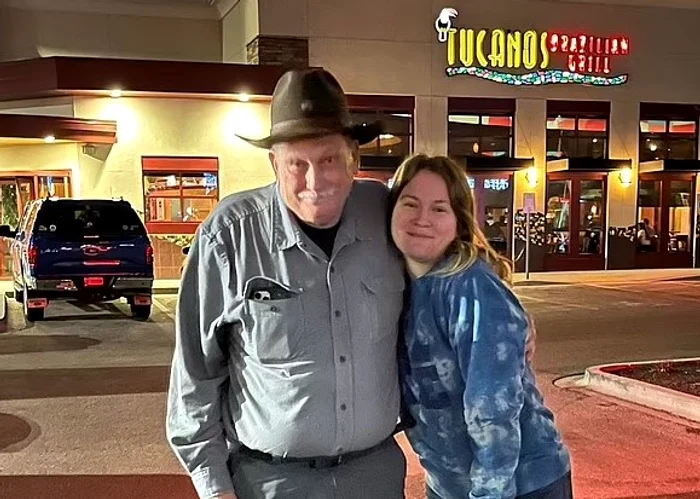 Kerry Judd, 71 de ani, ajutat de Anabelle Stephens, 21 de ani, să strângă 60.000 $ - foto TikTok