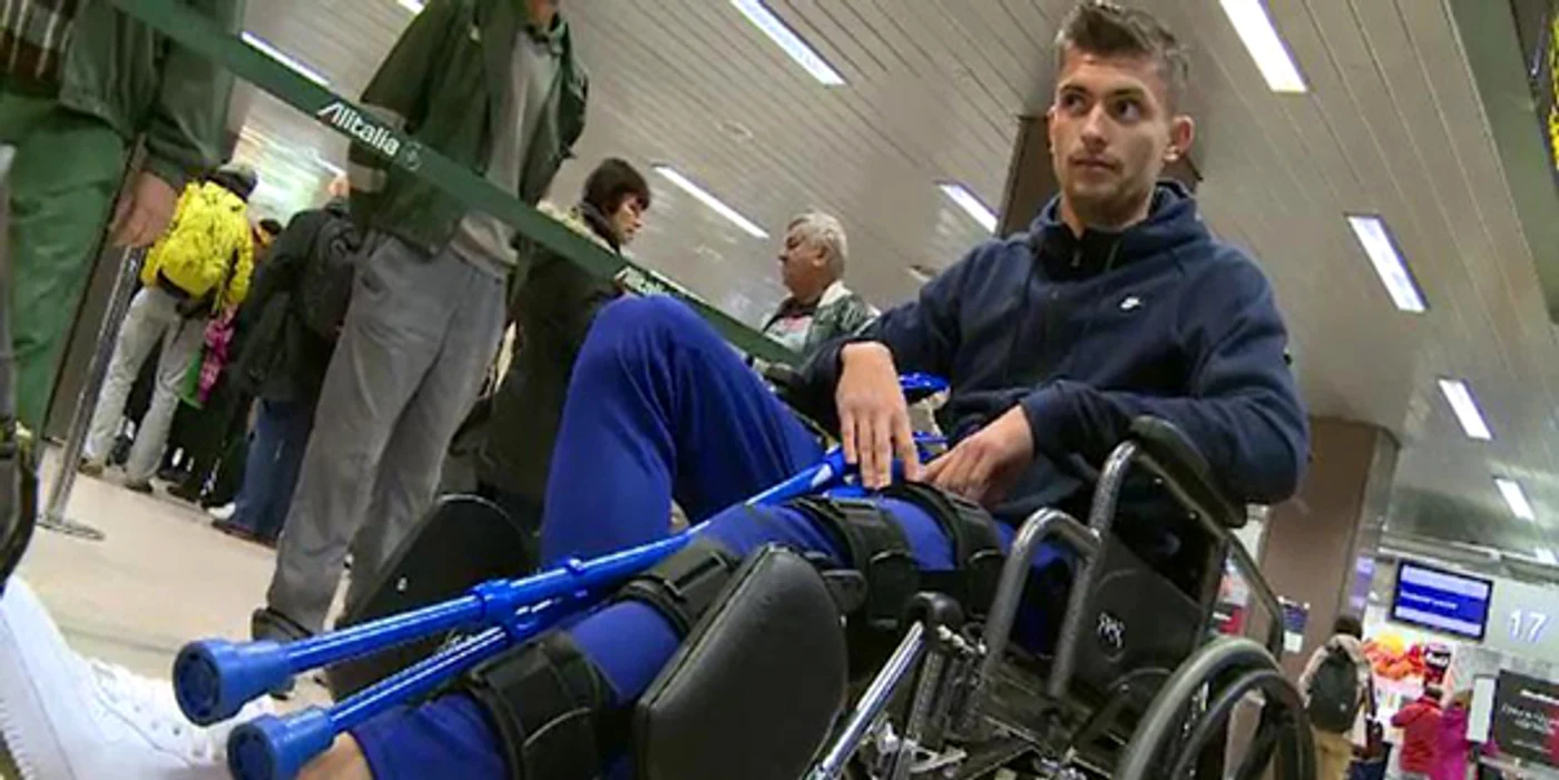 
    Florin Tănase, în scuan cu rotile la aeroport  