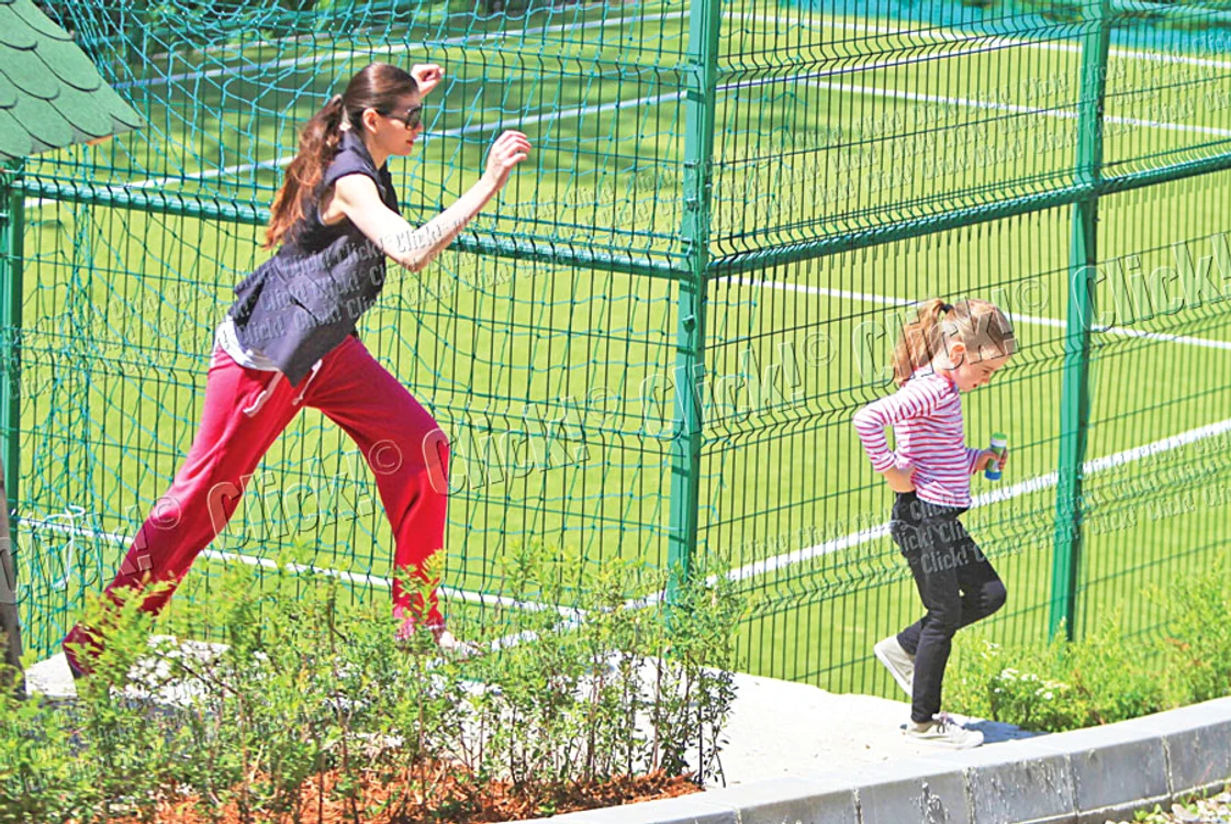 Moni şi Irina s-au jucat leapşa