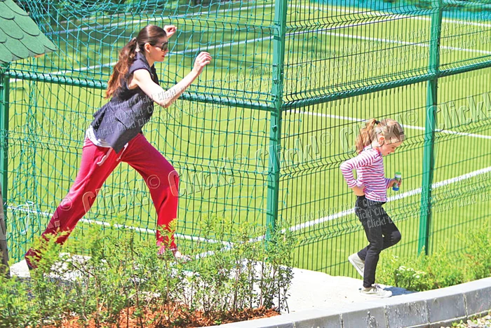 Moni şi Irina s-au jucat leapşa