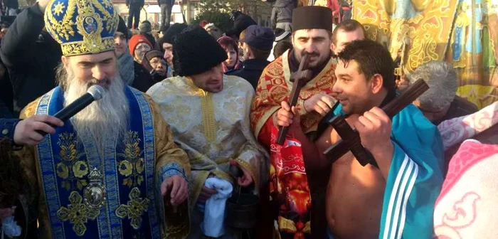 Un tânăr din Hârşova a prins două cruci FOTO Arhiepiscopia Tomisului