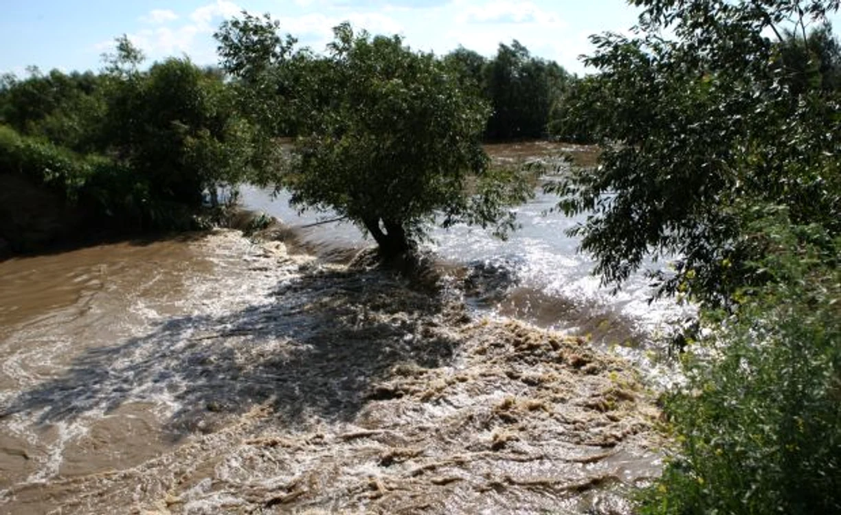 
    Copila a fost găsită fără suflare la aprximativ 400 de metri de locul în care a fost surprinsă de viitură  