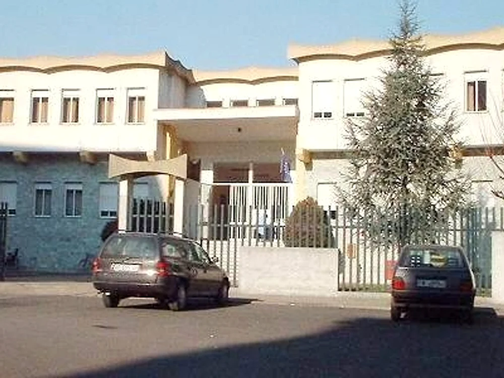 Tânăra româncă a încercat să se sinucidă aruncându-se de la fereastra casei.