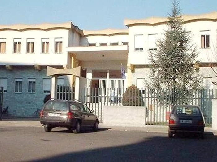 
    Tânăra româncă a încercat să se sinucidă aruncându-se de la fereastra casei.  