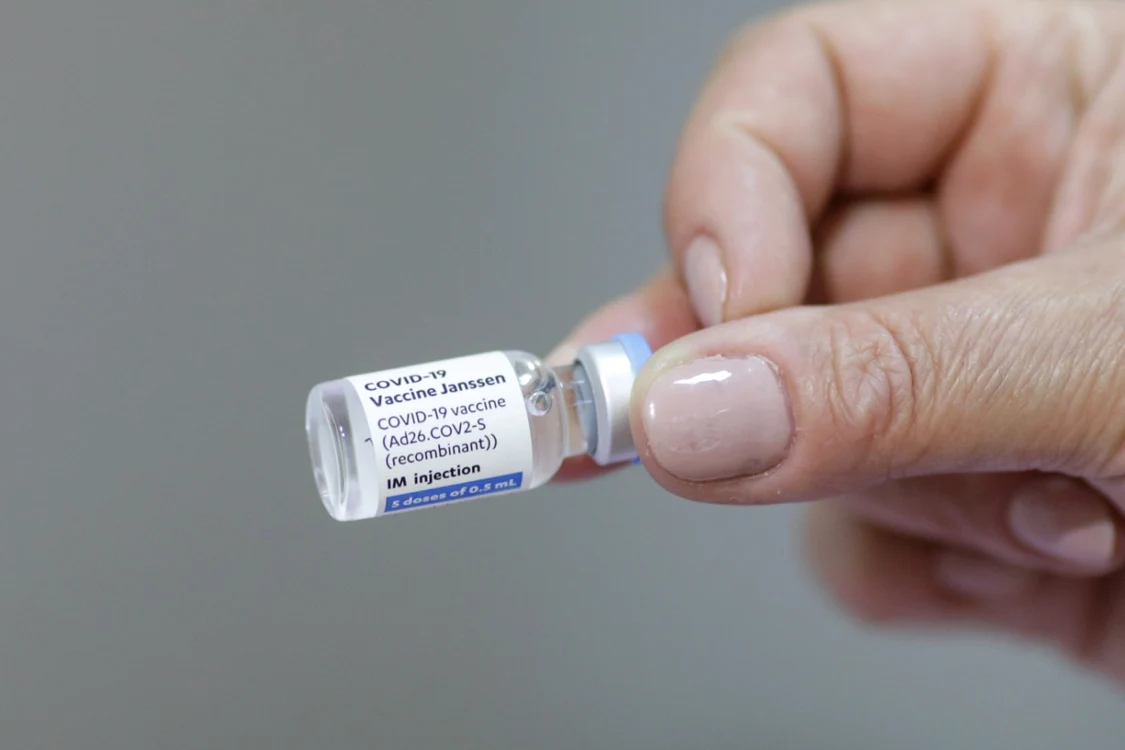 Până la acest moment, ţara noastră a recepţionat 577.300 doze de vaccin produse de compania Johnson&Johnson FOTO Inquam Photos / Octav Ganea
