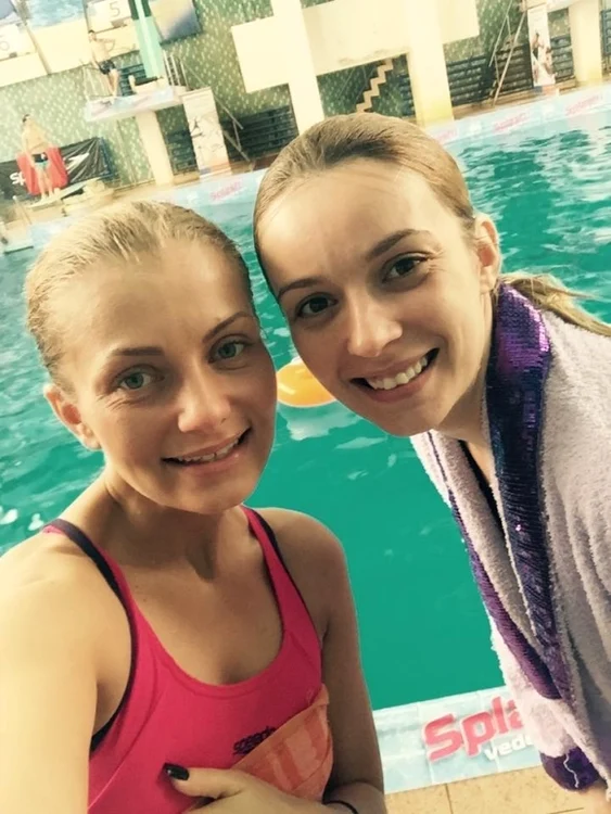 Sylivia Sârbu şi Diana Dumitrescu s-au fotografiat împreună la marginea piscinei