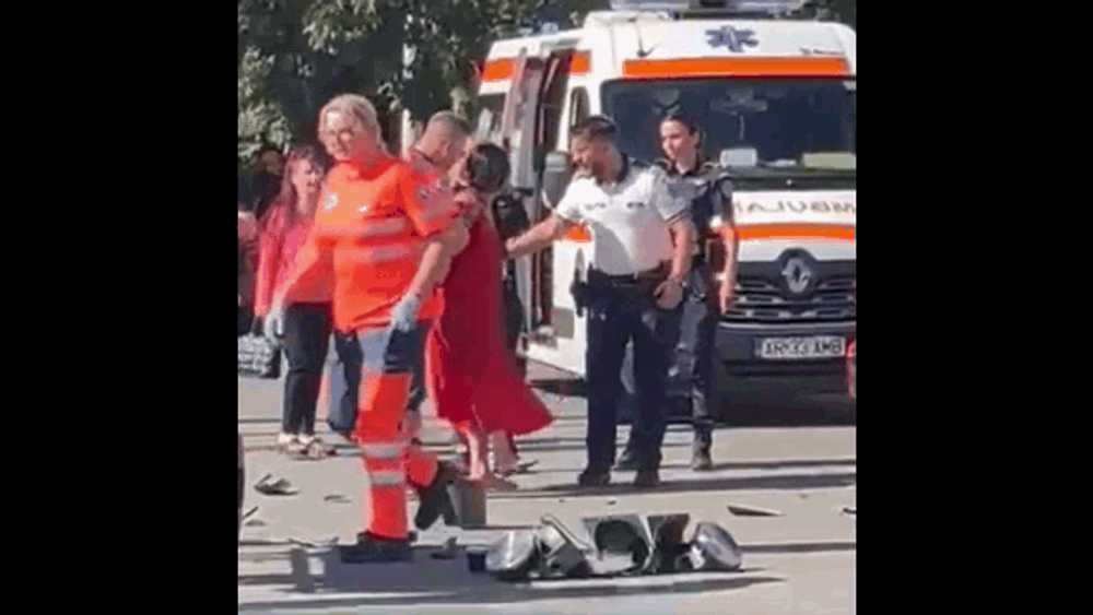 Scene incredibile la Arad. O şoferiţă beată scuipă şi loveşte cu picioarele un poliţist, după ce a provocat un accident 