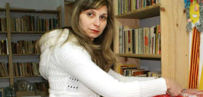 Cristina Dobre pregăteşte pachetele cu produse