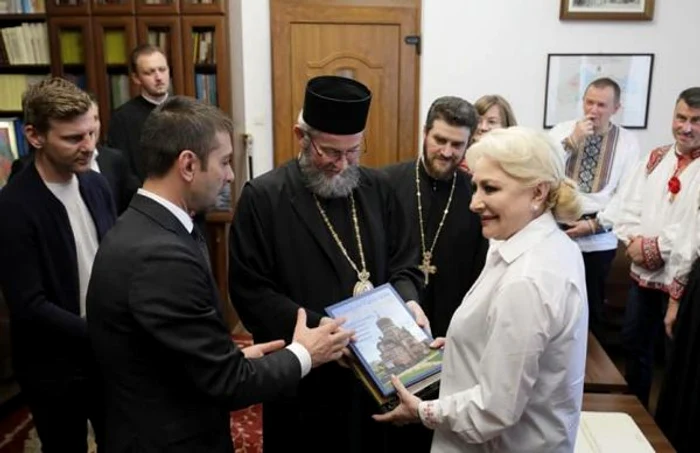 Viorica Dăncilă alături de Episcopul Maramureşului şi Sătmarului. FOTO: Facebook Gabriel-Valer Zetea