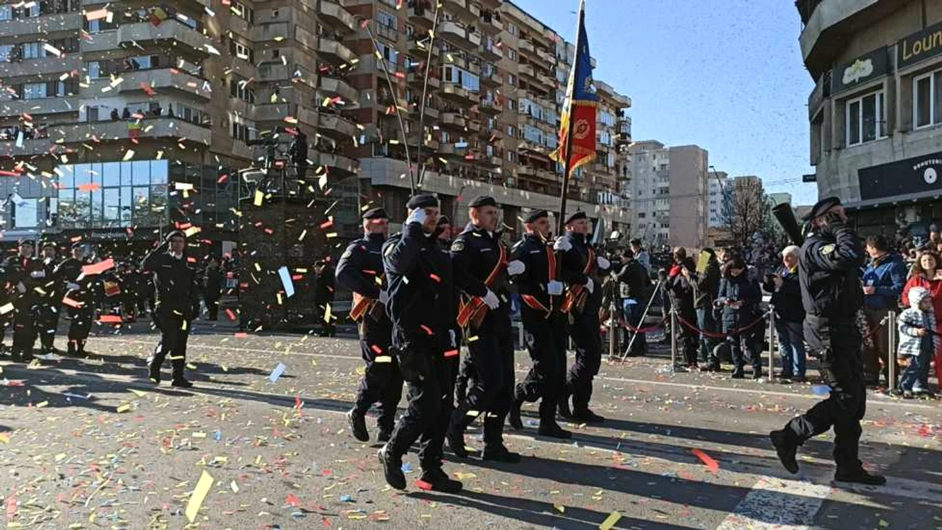 Defilare cu confetti tricolore la Alba Iulia