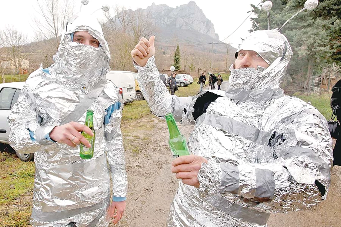 
    Autorităţile franceze au blocat accesul către Pic de  Bugarach, locul în care unii au  crezut că pe 21 decembrie  muntele se va deschide  