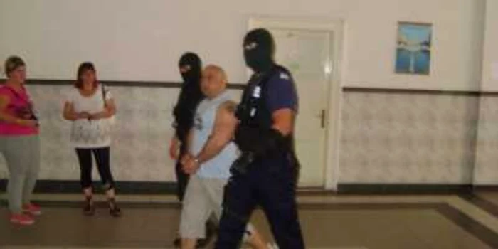 Arad: Amânările repetate din procesul Clanului Uţu Rohoznenu îi neliniştesc pe arădeni