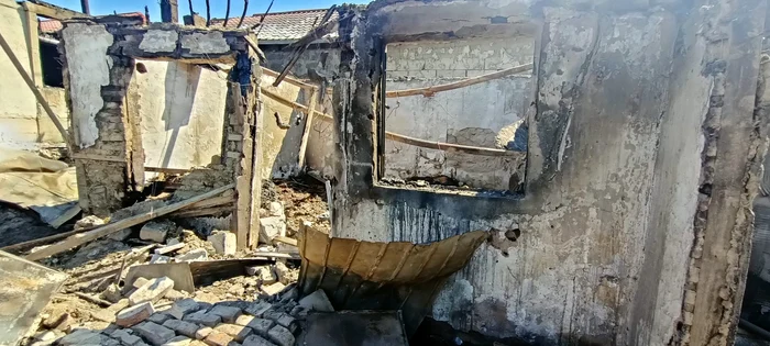 Casă distrusă în incendiu FOTO: ARHIVA