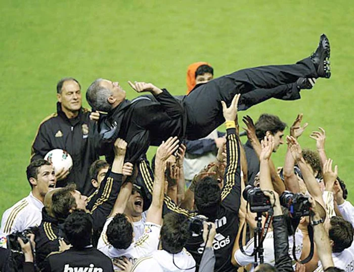 
    Mourinho,  purtat pe braţe  