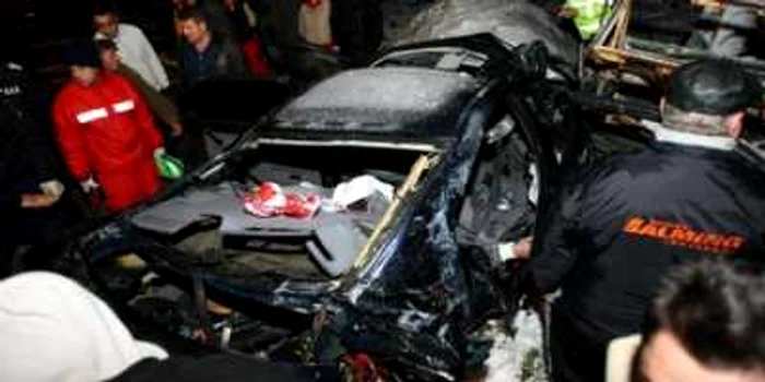 BMW-ul a fost distrus după impactul cu un utilaj agricol