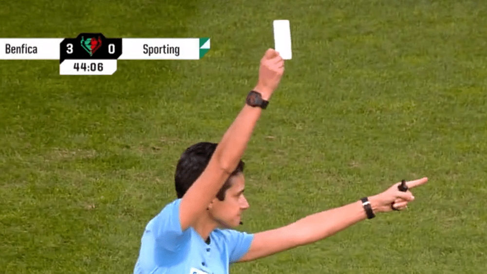 Cartonaș alb acordat în premieră într-un meci de fotbal! Ce semnifică și care a fost reacția britanicilor