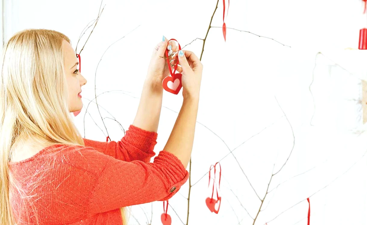 Lumânările parfumate, inimioarele agăţate prin casă şi mesajele plasate discret pe bucăţi de hârtie sau pernuţe sunt perfecte pentru un decor romantic