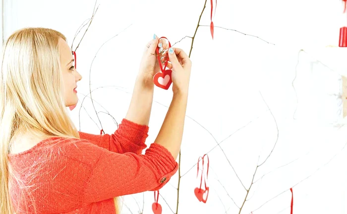 Lumânările parfumate, inimioarele agăţate prin casă şi mesajele plasate discret pe bucăţi de hârtie sau pernuţe sunt perfecte pentru un decor romantic