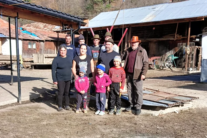 Familia fermierului Ștefan Cotfas de la Asău (Bacău) FOTO M.A.