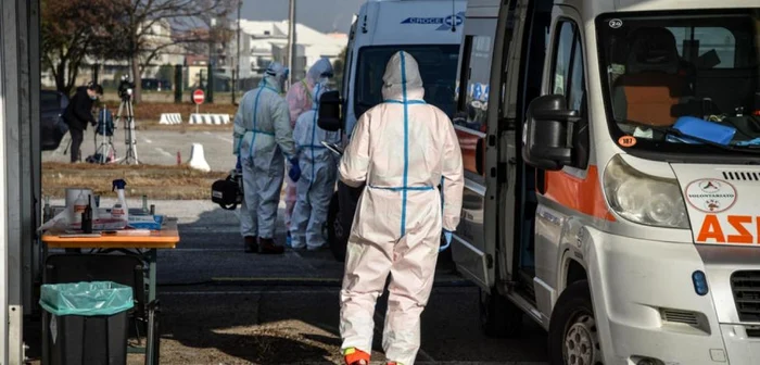 Ambulanţe aşteptând la coadă la Milano FOTO EPA-EFE