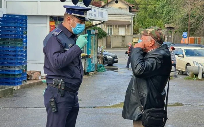 În Bucureşti, masca de protecţie a devenit obligatoriu de purtat şi în spaţiile deschise