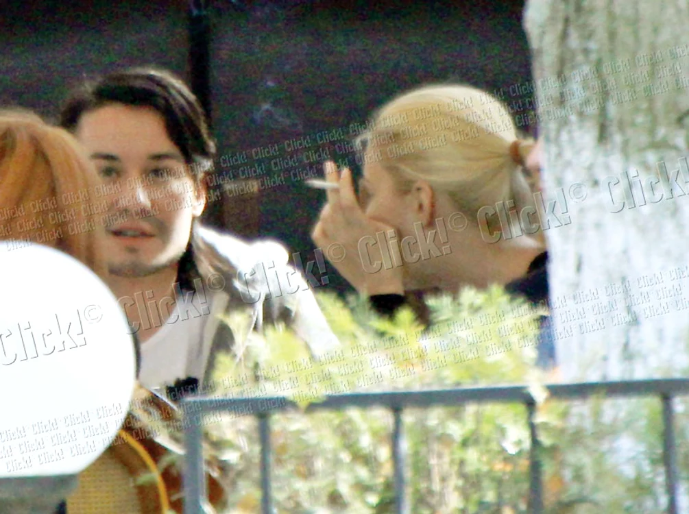 Blonda şi hair-stilistul  ei au mers la restaurant.  Ei par foarte apropiaţi (fotografii: Lexar)