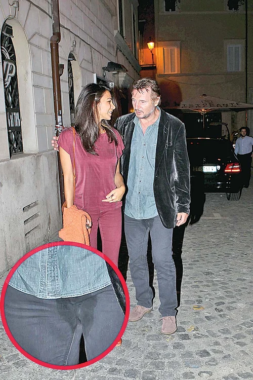 
    Liam nu avea habar  că Olivia îl vede  ud la pantaloni  