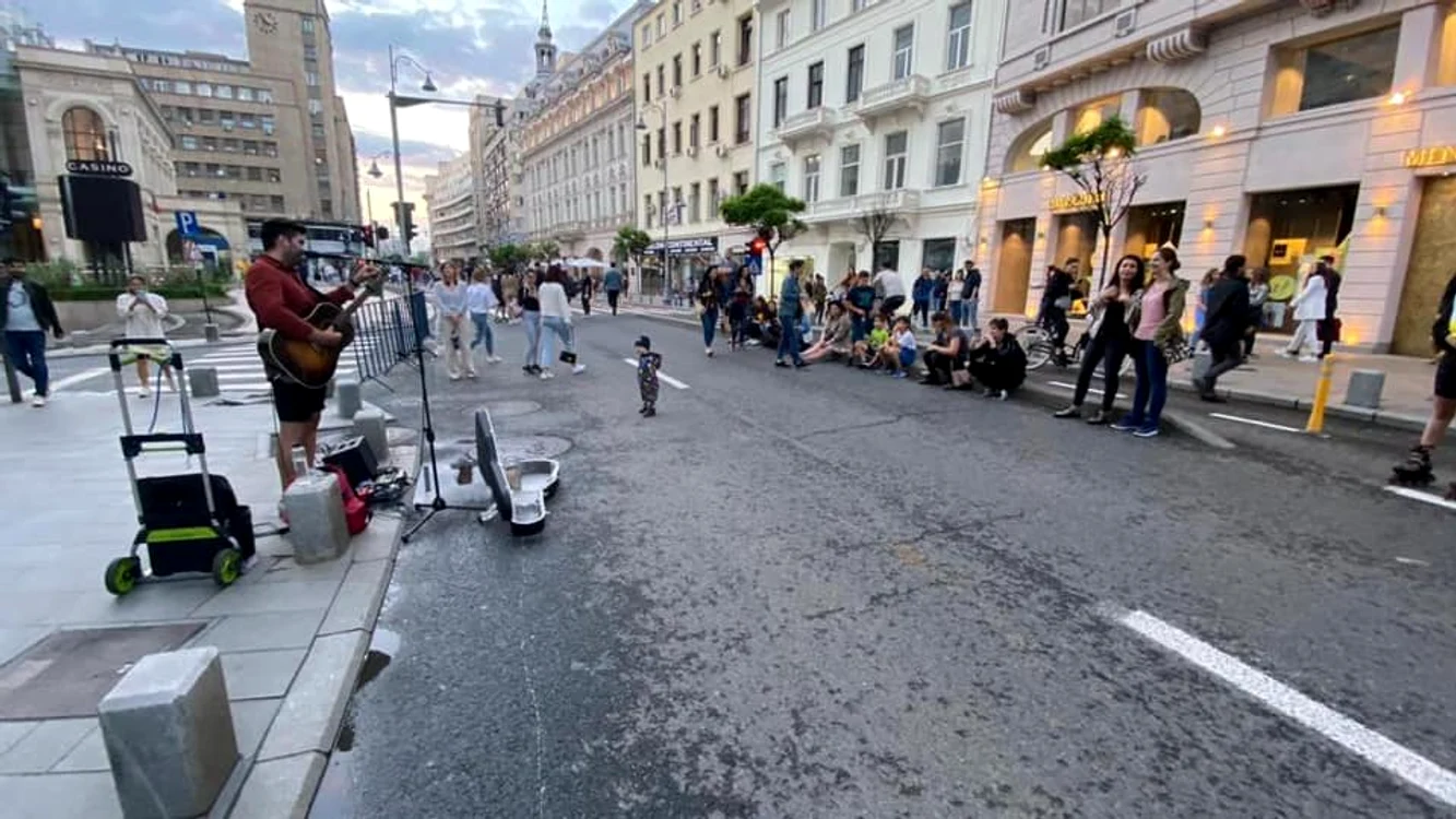 
    Mulți bucureșteni ies la plimbare în weekend, pe Calea Victoriei Foto: Primăria Capitalei  